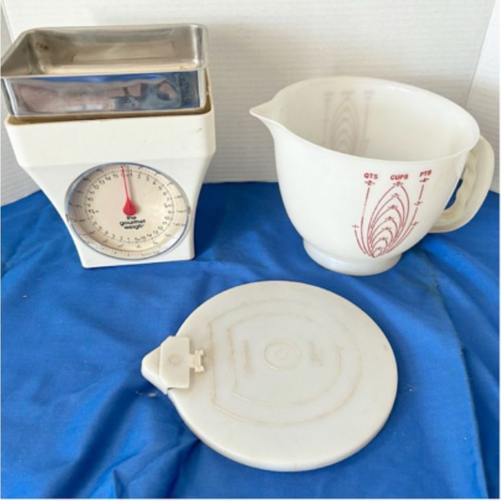 Vintage Tupperware Kitchen Scale and 8 cup Measuring Cup w lid